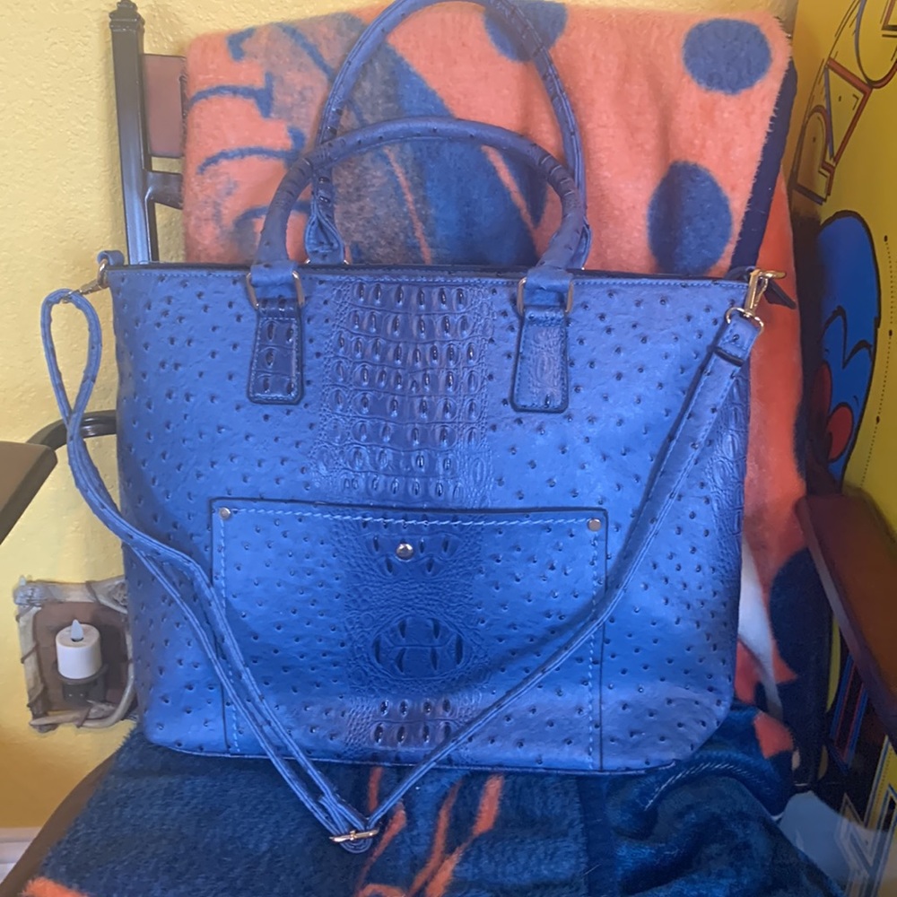 Faux ostrich blue tote w/zip &  adjustable straps beautiful bag